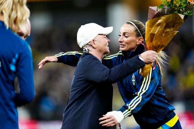 GOTHENBURG, SWEDEN 20251028 Sweden s Fridolina Rolfö and Kosovare Asllani are celebrated by Marika Domanski Lyfors ahead of the women s soccer Nations League semi final between Sweden and Spain at Gamla Ullevi in Gothenburg, Sweden, Tuesday, Oct 28, 2025 GÖTEBORG SWEDEN x9200x  Copyright: xBjörnxLarssonxRosvall TTx NATIONS LEAGUE SEMIFINAL SWEDEN-SPAIN