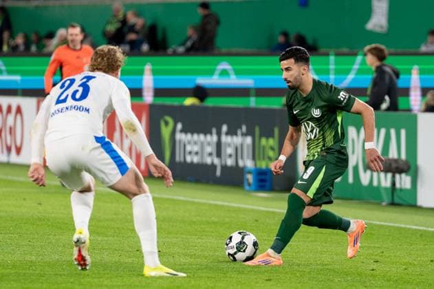 Germany, Football, DFB Cup, 2nd round, 2025 2026, VfL Wolfsburg Holstein Kiel on 28 10 in Wolfsburg Volkswagen Arena Mohammed Amoura VfL Wolfsburg 9 in duel with Lasse Rosenboom Holstein Kiel 23 Copyright: xSvenxHeidmannx