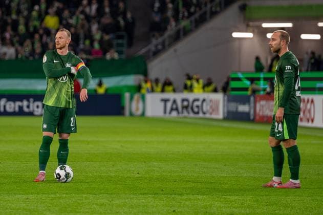 Germany, Football, DFB Cup, 2nd round, 2025 2026, VfL Wolfsburg Holstein Kiel on 28 10 in Wolfsburg Volkswagen Arena Maximilian Arnold VfL Wolfsburg 27 and Christian Eriksen VfL Wolfsburg 24 discuss before a free kick Copyright: xSvenxHeidmannx