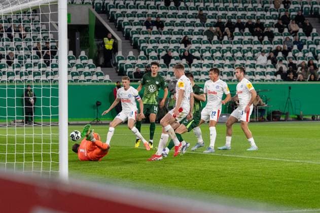Germany, Football, DFB Cup, 2nd round, 2025 2026, VfL Wolfsburg Holstein Kiel on 28 10 in Wolfsburg Volkswagen Arena Chance Wolfsburg after free kick Christian Eriksen VfL Wolfsburg 24 Copyright: xSvenxHeidmannx