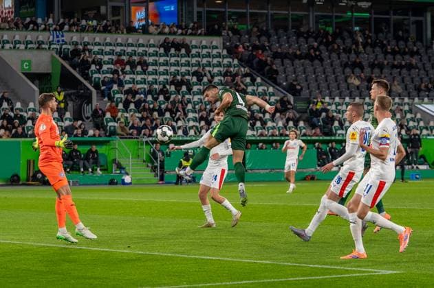 Germany, Football, DFB Cup, 2nd round, 2025 2026, VfL Wolfsburg Holstein Kiel on 28 10 in Wolfsburg Volkswagen Arena Konstantinos Koulierakis VfL Wolfsburg 4 with a header Copyright: xSvenxHeidmannx