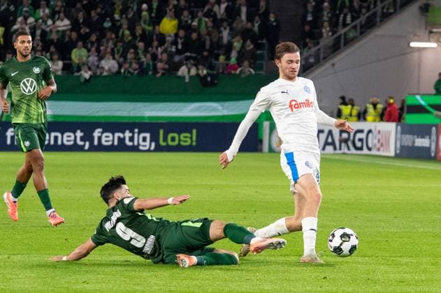 Germany, Football, DFB Cup, 2nd round, 2025 2026, VfL Wolfsburg Holstein Kiel on 28 10 in Wolfsburg Volkswagen Arena duel between Mohammed Amoura VfL Wolfsburg 9 and Magnus Knudsen Holstein Kiel 24 Copyright: xSvenxHeidmannx