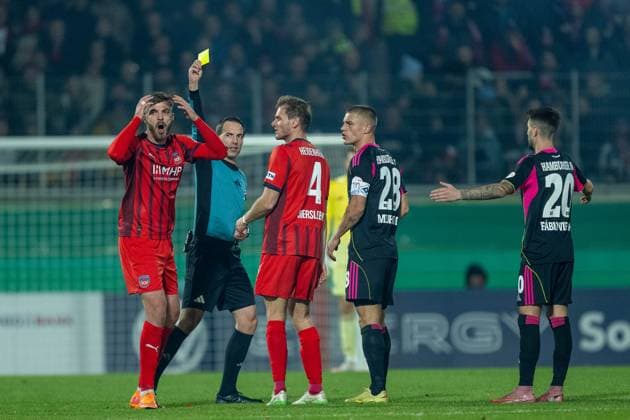 Julian Niehues FC Heidenheim, 16 receives yellow card, GER, 1 FC Heidenheim vs Hamburger SV, Football, DFB Pokal, 2nd round, 2025 2026 season, 28 10 2025, DFL DFB REGULATES PROHIBIT ANY USE OF PHOTOGRAPHS AS IMAGE SEQUENCES AND OR QUASI VIDEO, GER, 1 FC Heidenheim vs Hamburger SV, Football, DFB Pokal, 2nd round, 2025 2026 season, 28 10 2025 Heidenheim Copyright: xEibner-Pressefotox EP_EER