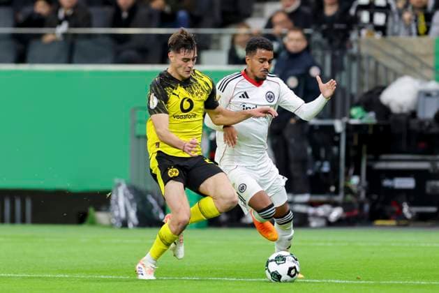 Aaron Anselmino (Borussia Dortmund) und Ansgar Knauff (Eintracht Frankfurt) kaempfen um den Ball, DFB-Pokal, Eintracht Frankfurt v Borussia Dortmund, Deutsche Bank Park am 28. October 2025 in Frankfurt, Deutschland. (Foto von Marco Steinbrenner DeFodi Images) Aaron Anselmino (Borussia Dortmund) und Ansgar Knauff (Eintracht Frankfurt) battle for the ball, DFB-Pokal, Eintracht Frankfurt v Borussia Dortmund, Deutsche Bank Park, October 28, 2025 in Frankfurt, Germany. (Photo by Marco Steinbrenner DeFodi Images) DFB DFL REGULATIONS PROHIBIT ANY USE OF PHOTOGRAPHS AS IMAGE SEQUENCES AND OR QUASI-VIDEO. Aaron Anselmino Borussia Dortmund and Ansgar Knauff Eintracht Frankfurt battle for the ball, DFB Pokal, Eintracht Frankfurt v Borussia Dortmund, Deutsche Bank Park, October 28, 2025 in Frankfurt, Germany Photo by Marco Steinbrenner DeFodi Images Aaron Anselmino Borussia Dortmund and Ansgar Knauff Eintracht Frankfurt battle for the ball, DFB Pokal, Eintracht Frankfurt v Borussia Dortmund, Deutsche Bank Park, October 28, 2025 in Frankfurt, Germany Photo by Marco Steinbrenner DeFodi Images DFB DFL REGULATIONS PROHIBIT ANY USE OF PHOTOGRAPHS AS IMAGE SEQUENCES AND OR QUASI VIDEO