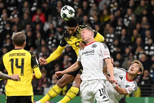 28 10 2025, xjhx, Fußball DFB Pokal 2 Runde, Eintracht Frankfurt Borussia Dortmund v l Jobe Bellingham Borussia Dortmund Rasmus Kristensen Eintracht Frankfurt Ritsu Doan Eintracht Frankfurt Zweikampf, Aktion, action, battle for the ball DFL DFB REGULATIONS PROHIBIT ANY USE OF PHOTOGRAPHS as IMAGE SEQUENCES and or QUASI VIDEO Frankfurt am Main