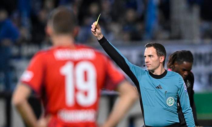 Referee Referee Benjamin Brand shows Coach Frank Schmidt 1 FC Heidenheim 1846 FCH not in picture yellow card yellow warning 1 FC Heidenheim 1846 FCH vs Hamburger SV HSV DFB Pokal Second Round 28 10 2025 DFL REGULATIONS PROHIBIT ANY USE OF PHOTOGRAPHS AS IMAGE SEQUENCES AND OR QUASI VIDEO 1 FC Heidenheim 1846 FCH vs Hamburger SV HSV