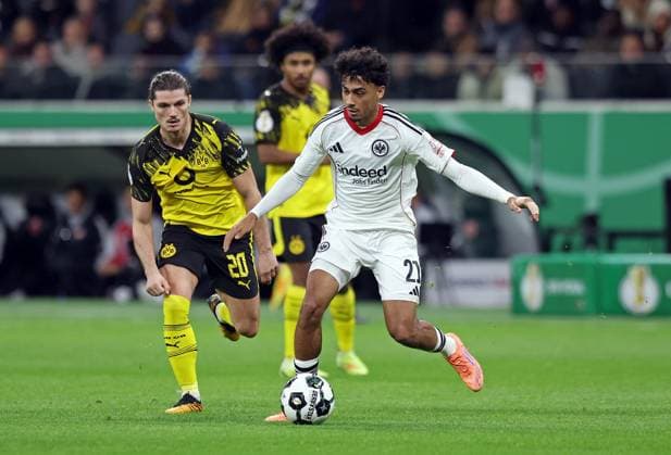 28 10 2025, xovx, Fußball DFB Pokal, 2 Runde, Eintracht Frankfurt Borussia Dortmund v l Marcel Sabitzer Borussia Dortmund , Karim Adeyemi Borussia Dortmund , Nathaniel Brown Eintracht Frankfurt DFL DFB REGULATIONS PROHIBIT ANY USE OF PHOTOGRAPHS as IMAGE SEQUENCES and or QUASI VIDEO emspor Frankfurt am Main