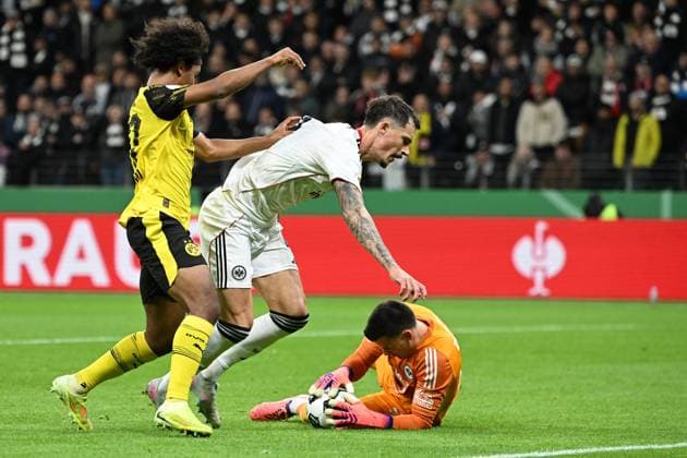 28 10 2025, xjhx, Fußball DFB Pokal 2 Runde, Eintracht Frankfurt Borussia Dortmund v l Karim Adeyemi Borussia Dortmund Robin Koch Eintracht Frankfurt Michael Zetterer Eintracht Frankfurt Zweikampf, Aktion, action, battle for the ball DFL DFB REGULATIONS PROHIBIT ANY USE OF PHOTOGRAPHS as IMAGE SEQUENCES and or QUASI VIDEO Frankfurt am Main