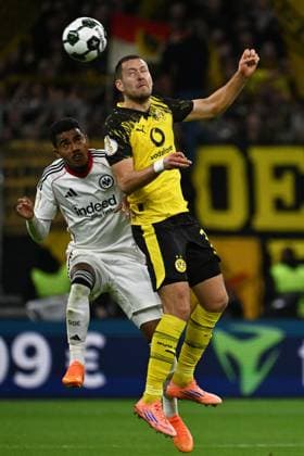 28 10 2025, xjhx, Fußball DFB Pokal 2 Runde, Eintracht Frankfurt Borussia Dortmund v l Ansgar Knauff Eintracht Frankfurt Waldemar Anton Borussia Dortmund Zweikampf, Aktion, action, battle for the ball DFL DFB REGULATIONS PROHIBIT ANY USE OF PHOTOGRAPHS as IMAGE SEQUENCES and or QUASI VIDEO Frankfurt am Main