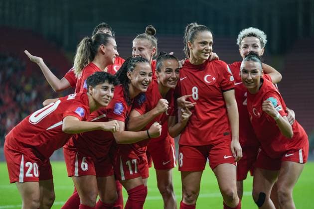 Turkiye v Kosovo - UEFA Nations League IZMIR, TURKIYE - OCTOBER 28: Players of Turkiye celebrate after score a goal the UEFA Nations League B play-off return match between Turkiye and Kosovo at the Gursel Aksel Stadium in Izmir, Turkiye on October 28, 2025. Lokman Ilhan Anadolu Izmir Turkey. Editorial use only. Please get in touch for any other usage.  Copyright: x2025xAnadoluxLokmanxÄ°lhanx