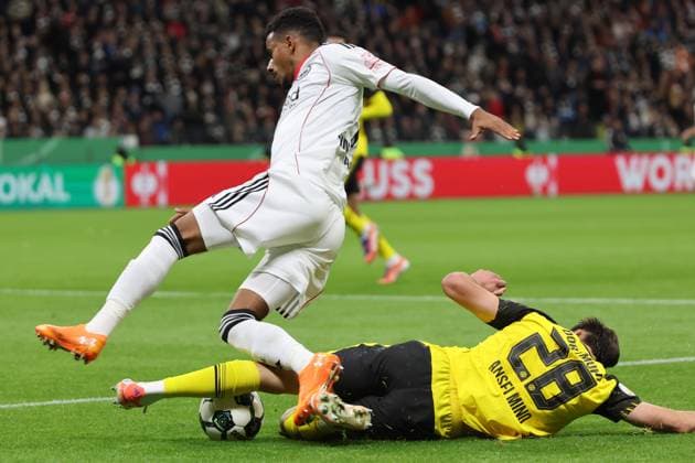 Ansgar Knauff Eintracht Frankfurt , No. 7 in duel with Aaron Anselmino Borussia Dortmund, No. 28 , Eintracht Frankfurt Borussia Dortmund, DFB Pokal , Cup, Season 2025 2026, 28 10 2025, Frankfurt Deutsche Bank Park Germany