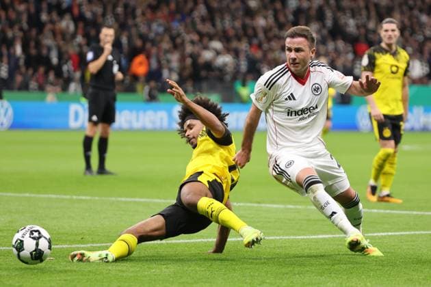 Mario Götze, Goetze Eintracht Frankfurt, No. 27 in duel with Karim David Adeyemi Borussia Dortmund, No. 27 , Eintracht Frankfurt Borussia Dortmund, DFB Pokal , Cup, Season 2025 2026, 28 10 2025, Frankfurt Deutsche Bank Park Germany