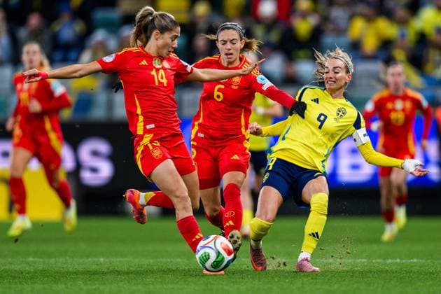 251028 Laia Aleixandri and Aitana Bonmati of Spain against Kosovare Asllani of Sweden during the Women s Nations League semifinal between Sweden and Spain on October 28, 2025 in Gothenburg Photo Carl Sandin BILDBYRAN code CS MI0896 fotboll football soccer fotball nations league uefa womens nations league semifinal semifinals sverige sweden spanien spain dam bbeng  Copyright: CARLxSANDIN BB251028CS018