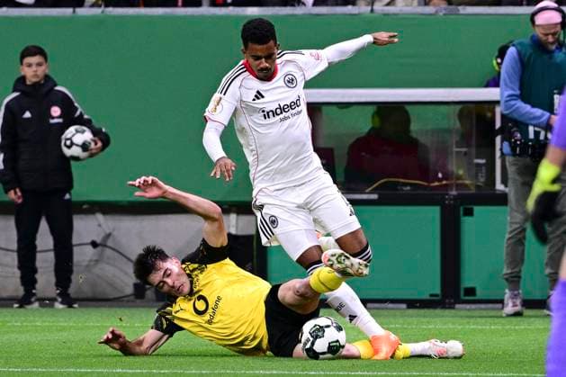 Aaron Anselmino 28 Borussia Dortmund in a duel with Ansgar Knauff 7 Eintracht Frankfurt , Eintracht Frankfurt vs Borussia Dortmund, DFB Pokal, 2 Runde, 28 10 2025 DFB regulations prohibit any use of photographs as image sequences and or quasi video Frankfurt Hessen Germany Copyright: xkolbert-press MarcxNiemeyerx