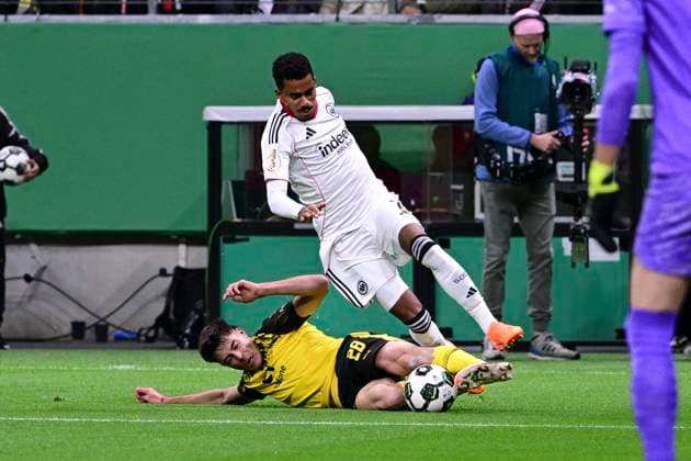 Aaron Anselmino 28 Borussia Dortmund in a duel with Ansgar Knauff 7 Eintracht Frankfurt , Eintracht Frankfurt vs Borussia Dortmund, DFB Pokal, 2 Runde, 28 10 2025 DFB regulations prohibit any use of photographs as image sequences and or quasi video Frankfurt Hessen Germany Copyright: xkolbert-press MarcxNiemeyerx