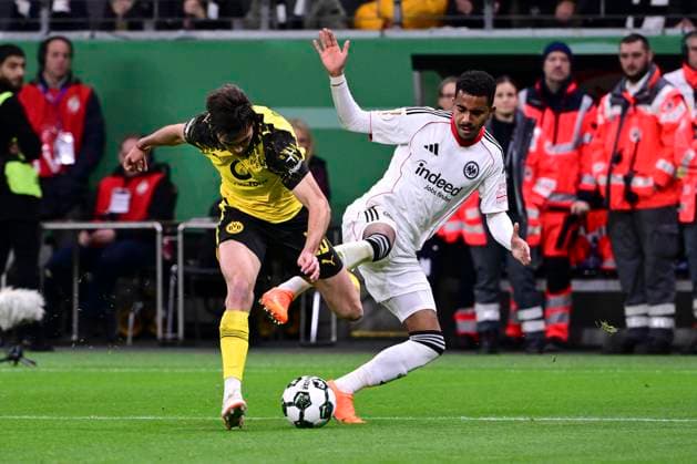 Aaron Anselmino 28 Borussia Dortmund in a duel with Ansgar Knauff 7 Eintracht Frankfurt , Eintracht Frankfurt vs Borussia Dortmund, DFB Pokal, 2 Runde, 28 10 2025 DFB regulations prohibit any use of photographs as image sequences and or quasi video Frankfurt Hessen Germany Copyright: xkolbert-press MarcxNiemeyerx