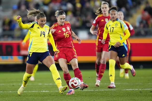 GOTHENBURG, SWEDEN 20251028 Swedens Johanna Rytting Kaneryd against Spains Mapi Leon during the womens soccer Nations League semifinal between Sweden and Spain at Gamla Ullevi in Gothenburg, Sweden, on Tuesday, October 28, 2025 GOTHENBURG SWEDEN x9200x  Copyright: xBjörnxLarssonxRosvall TTx NATIONS LEAGUE SEMIFINAL SVERIGE-SPANIEN