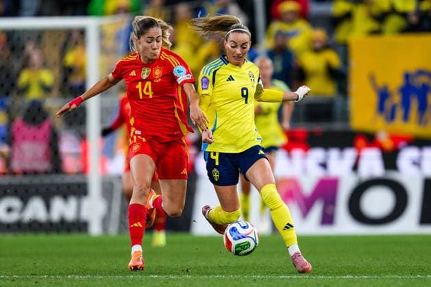 251028 Laia Aleixandri of Spain and Kosovare Asllani of Sweden during the Women s Nations League semifinal between Sweden and Spain on October 28, 2025 in Gothenburg Photo Carl Sandin BILDBYRAN code CS MI0896 fotboll football soccer fotball nations league uefa womens nations league semifinal semifinals sverige sweden spanien spain dam bbeng  Copyright: CARLxSANDIN BB251028CS020