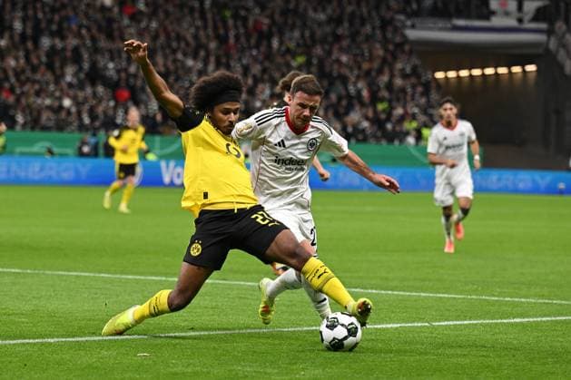 28 10 2025, xpsx, Fußball DFB Pokal 2 Runde, Eintracht Frankfurt Borussia Dortmund v l Karim Adeyemi Borussia Dortmund Mario Götze Goetze Eintracht Frankfurt Zweikampf, Aktion, action, battle for the ball DFL DFB REGULATIONS PROHIBIT ANY USE OF PHOTOGRAPHS as IMAGE SEQUENCES and or QUASI VIDEO Frankfurt am Main