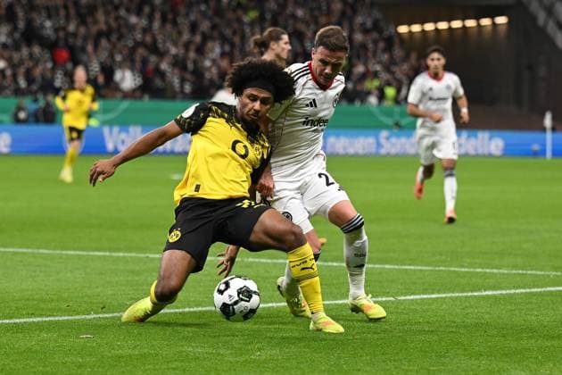 28 10 2025, xpsx, Fußball DFB Pokal 2 Runde, Eintracht Frankfurt Borussia Dortmund v l Karim Adeyemi Borussia Dortmund Mario Götze Goetze Eintracht Frankfurt Zweikampf, Aktion, action, battle for the ball DFL DFB REGULATIONS PROHIBIT ANY USE OF PHOTOGRAPHS as IMAGE SEQUENCES and or QUASI VIDEO Frankfurt am Main