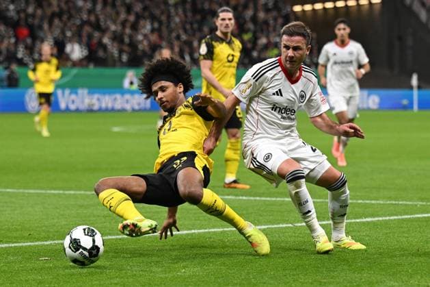 28 10 2025, xpsx, Fußball DFB Pokal 2 Runde, Eintracht Frankfurt Borussia Dortmund v l Karim Adeyemi Borussia Dortmund Mario Götze Goetze Eintracht Frankfurt Zweikampf, Aktion, action, battle for the ball DFL DFB REGULATIONS PROHIBIT ANY USE OF PHOTOGRAPHS as IMAGE SEQUENCES and or QUASI VIDEO Frankfurt am Main