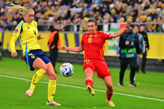 Mariona Caldentey (8 Spain) and Hanna Lundkvist (4 Sweden) in the semi-final of the UEFA Nations League on October 28th 2025 between Sweden and Spain at Gamla Ullevi in Gothenburg, Sweden Copyright: xPeterxSonander SPPx Sportspressphoto_SPR52704