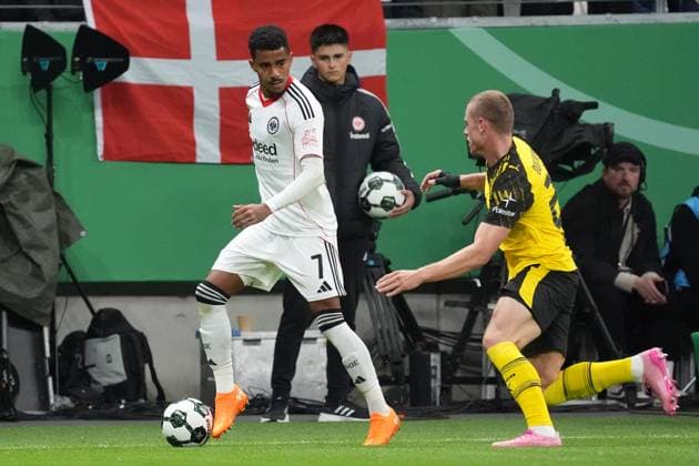 Ansgar Knauff Eintracht Frankfurt, 07 vs Daniel Svensson Borussia Dortmund, BVB Frankfurt 28 10 2025 Eintracht Frankfurt vs Borussia Dortmund, Deutsche Bank Park, 2nd round DFB Cup