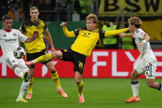 Daniel Svensson Borussia Dortmund, BVB vs Mario Götze Eintracht Frankfurt, 27 Frankfurt 28 10 2025 Eintracht Frankfurt vs Borussia Dortmund, Deutsche Bank Park, 2 round DFB Cup