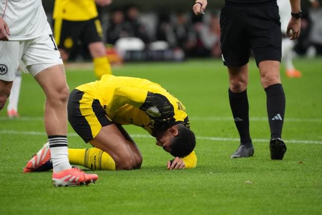 Jobe Bellingham Borussia Dortmund, BVB is suddenly in pain after the move, referee Sven Jablonski asks for Frankfurt 28 10 2025 Eintracht Frankfurt vs Borussia Dortmund, Deutsche Bank Park, 2nd round DFB Pokal