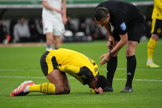 Jobe Bellingham Borussia Dortmund, BVB is suddenly in pain after the move, referee Sven Jablonski asks for Frankfurt 28 10 2025 Eintracht Frankfurt vs Borussia Dortmund, Deutsche Bank Park, 2nd round DFB Pokal