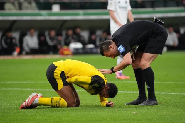 Jobe Bellingham Borussia Dortmund, BVB is suddenly in pain after the move, referee Sven Jablonski asks for Frankfurt 28 10 2025 Eintracht Frankfurt vs Borussia Dortmund, Deutsche Bank Park, 2nd round DFB Pokal