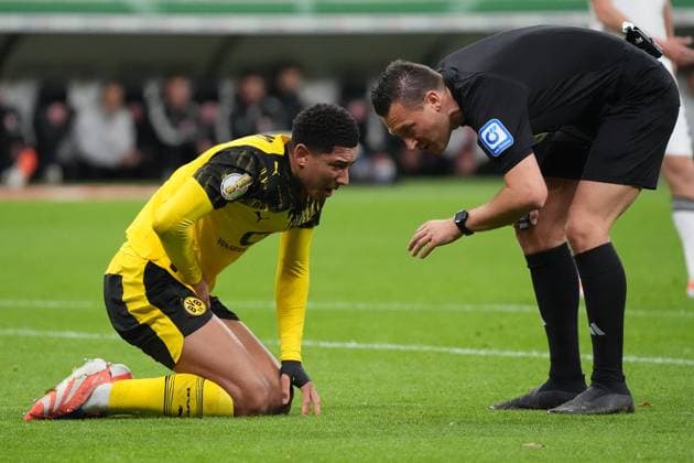 Jobe Bellingham Borussia Dortmund, BVB is suddenly in pain after the move, referee Sven Jablonski asks for Frankfurt 28 10 2025 Eintracht Frankfurt vs Borussia Dortmund, Deutsche Bank Park, 2nd round DFB Pokal