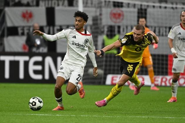 28 10 2025, xpsx, Fußball DFB Pokal 2 Runde, Eintracht Frankfurt Borussia Dortmund v l Nathaniel Brown Eintracht Frankfurt Julian Ryerson Borussia Dortmund Zweikampf, Aktion, action, battle for the ball DFL DFB REGULATIONS PROHIBIT ANY USE OF PHOTOGRAPHS as IMAGE SEQUENCES and or QUASI VIDEO Frankfurt am Main