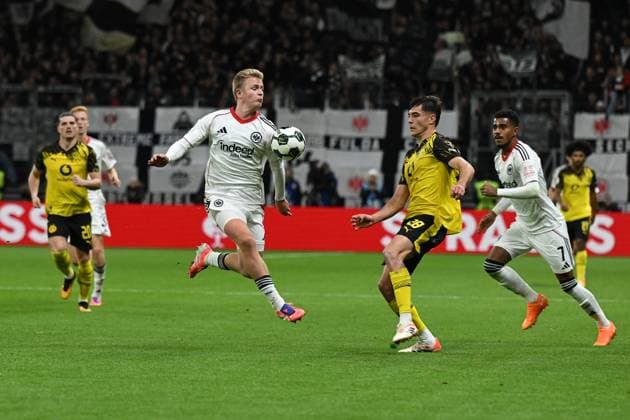 28 10 2025, xpsx, Fußball DFB Pokal 2 Runde, Eintracht Frankfurt Borussia Dortmund v l Jonathan Jonny Burkardt Eintracht Frankfurt Aaron Anselmino Borussia Dortmund Zweikampf, Aktion, action, battle for the ball DFL DFB REGULATIONS PROHIBIT ANY USE OF PHOTOGRAPHS as IMAGE SEQUENCES and or QUASI VIDEO Frankfurt am Main