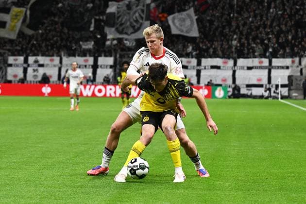 28 10 2025, xpsx, Fußball DFB Pokal 2 Runde, Eintracht Frankfurt Borussia Dortmund v l Jonathan Jonny Burkardt Eintracht Frankfurt Aaron Anselmino Borussia Dortmund Zweikampf, Aktion, action, battle for the ball DFL DFB REGULATIONS PROHIBIT ANY USE OF PHOTOGRAPHS as IMAGE SEQUENCES and or QUASI VIDEO Frankfurt am Main