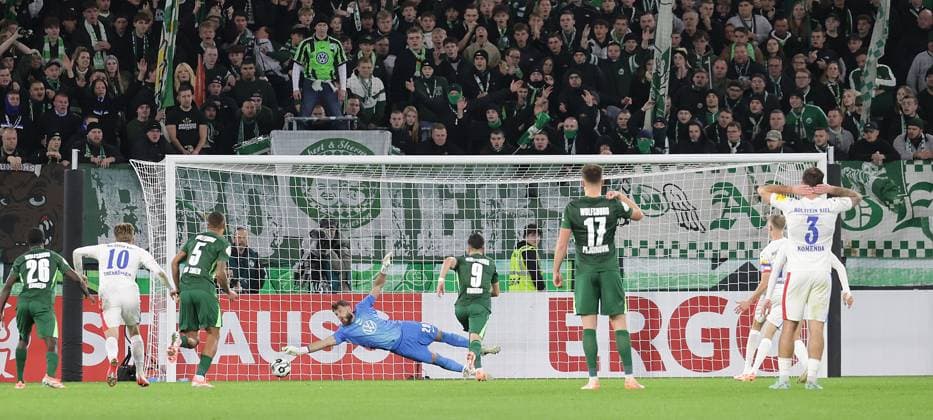 Alexander Bernhardsson Holstein Kiel scores to 0 1 from the penalty spot Football, Season 2025 2026, Men, Men, DFB Cup, 2nd main round, Volkswagenarena Wolfsburg, VfL Wolfsburg vs Holstein Kiel DFL REGULATIONS PROHIBIT ANY USE OF PHOTOGRAPHS AS IMAGE SEQUENCES AND OR QUASI VIDEO