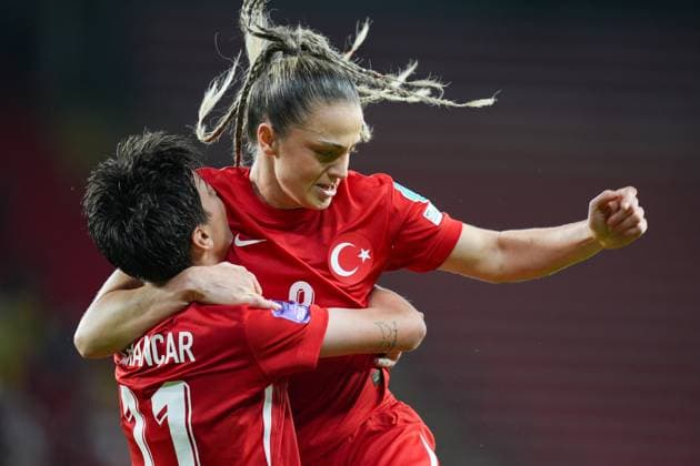 Turkiye v Kosovo - UEFA Nations League IZMIR, TURKIYE - OCTOBER 28: Melike Pekel (R) and Kader Hancar (L) of Turkiye celebrate after score a goal the UEFA Nations League B play-off return match between Turkiye and Kosovo at the Gursel Aksel Stadium in Izmir, Turkiye on October 28, 2025. Lokman Ilhan Anadolu Izmir Turkey. Editorial use only. Please get in touch for any other usage.  Copyright: x2025xAnadoluxLokmanxÄ°lhanx