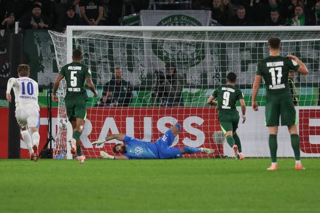 28 10 2025, xgox, Fußball DFB Pokal 2 Runde VfL Wolfsburg Holstein Kiel emspor, v l Tor zum 0 1 per Penfmeter durch Alexander Bernhardsson Kiel, 11 DFL DFB REGULATIONS PROHIBIT ANY USE OF PHOTOGRAPHS as IMAGE SEQUENCES and or QUASI VIDEO Wolfsburg