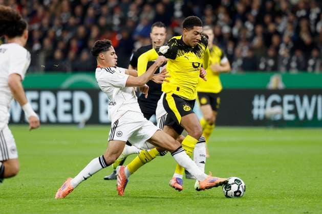 v l Fares Chaibi Eintracht Frankfurt, 8 , Jobe Bellingham Borussia Dortmund, 7 and Mario Goetze Eintracht Frankfurt, 27 , 28 10 2025, Football, DFB Pokal, Eintracht Frankfurt Borussia Dortmund, GER, Frankfurt am Main, Deutsche Bank Park, DFB REGULATIONS PROHIBIT ANY USE OF PHOTOGRAPHS AS IMAGE SEQUENCES AND OR QUASI VIDEO Copyright: HMBxMedia xHeikoxBecker