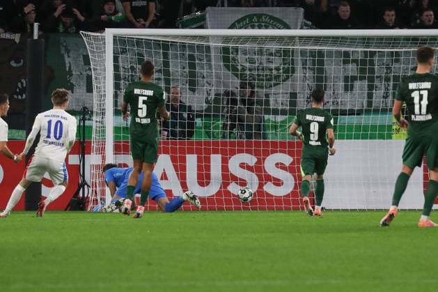 28 10 2025, xgox, Fußball DFB Pokal 2 Runde VfL Wolfsburg Holstein Kiel emspor, v l Tor zum 0 1 per Penfmeter durch Alexander Bernhardsson Kiel, 11 DFL DFB REGULATIONS PROHIBIT ANY USE OF PHOTOGRAPHS as IMAGE SEQUENCES and or QUASI VIDEO Wolfsburg