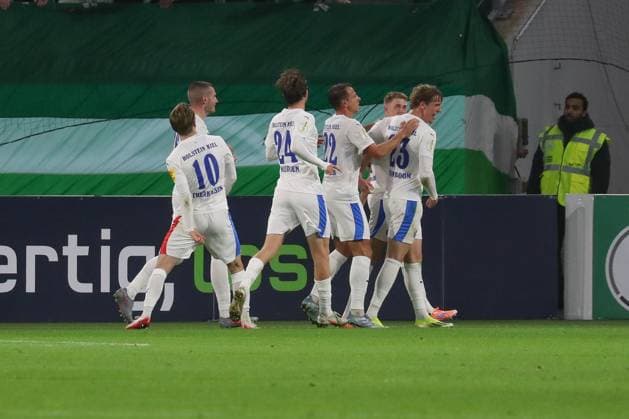 28 10 2025, xgox, Fußball DFB Pokal 2 Runde VfL Wolfsburg Holstein Kiel emspor, v l Jubel nach dem 0 1 durch Alexander Bernhardsson Kiel, 11 DFL DFB REGULATIONS PROHIBIT ANY USE OF PHOTOGRAPHS as IMAGE SEQUENCES and or QUASI VIDEO Wolfsburg