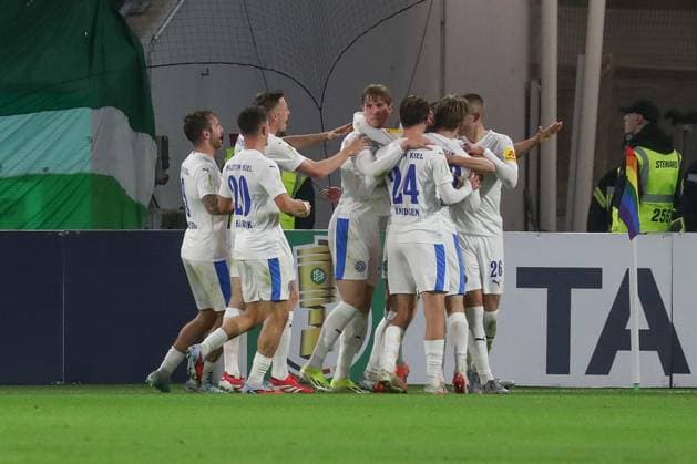 28 10 2025, xgox, Fußball DFB Pokal 2 Runde VfL Wolfsburg Holstein Kiel emspor, v l Jubel nach dem 0 1 durch Alexander Bernhardsson Kiel, 11 DFL DFB REGULATIONS PROHIBIT ANY USE OF PHOTOGRAPHS as IMAGE SEQUENCES and or QUASI VIDEO Wolfsburg
