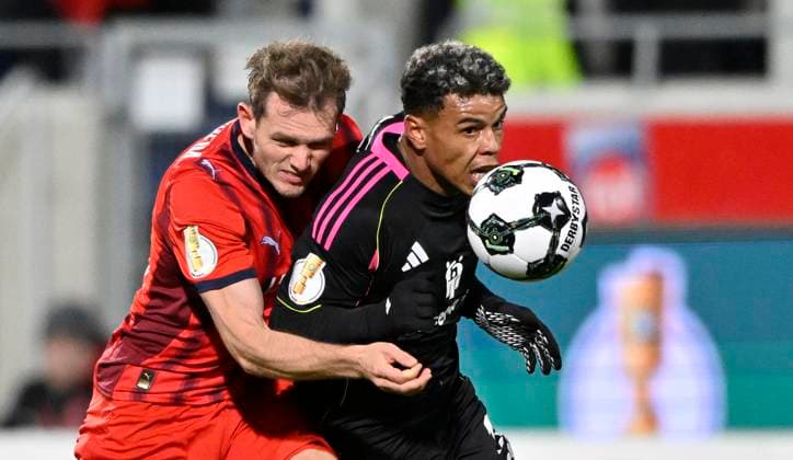 after this tackle, Action Foul Tim Siersleben 1 FC Heidenheim 1846 FCH 04 against Ransford Koenigsdoerffer Hamburger SV HSV 11 shows referee Benjamin Brand not in picture Tim Siersleben 1 FC Heidenheim 1846 FCH 04 the red card red sending off 1 FC Heidenheim 1846 FCH vs Hamburger SV HSV DFB Pokal Second Round 28 10 2025 DFL REGULATIONS PROHIBIT ANY USE OF PHOTOGRAPHS AS IMAGE SEQUENCES AND OR QUASI VIDEO 1 FC Heidenheim 1846 FCH vs Hamburger SV HSV
