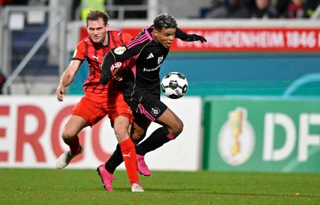 after this tackle, Action Foul Tim Siersleben 1 FC Heidenheim 1846 FCH 04 against Ransford Koenigsdoerffer Hamburger SV HSV 11 shows referee Benjamin Brand not in picture Tim Siersleben 1 FC Heidenheim 1846 FCH 04 the red card red sending off 1 FC Heidenheim 1846 FCH vs Hamburger SV HSV DFB Pokal Second Round 28 10 2025 DFL REGULATIONS PROHIBIT ANY USE OF PHOTOGRAPHS AS IMAGE SEQUENCES AND OR QUASI VIDEO 1 FC Heidenheim 1846 FCH vs Hamburger SV HSV