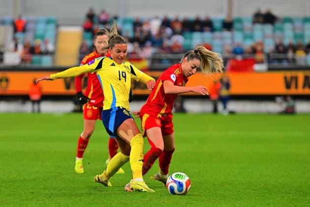 Olga Carmona (7 Spain) and Johanna Rytting Kaneryd (19 Sweden) in a battle for the ball during the semi-final of the UEFA Nations League on October 28th 2025 between Sweden and Spain at Gamla Ullevi in Gothenburg, Sweden Copyright: xPeterxSonander SPPx Sportspressphoto_SPR52707