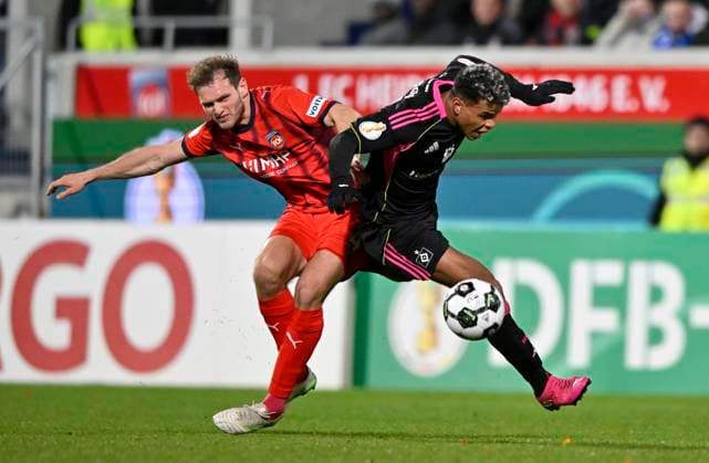 after this tackle, Action Foul Tim Siersleben 1 FC Heidenheim 1846 FCH 04 against Ransford Koenigsdoerffer Hamburger SV HSV 11 shows referee Benjamin Brand not in picture Tim Siersleben 1 FC Heidenheim 1846 FCH 04 the red card red sending off 1 FC Heidenheim 1846 FCH vs Hamburger SV HSV DFB Pokal Second Round 28 10 2025 DFL REGULATIONS PROHIBIT ANY USE OF PHOTOGRAPHS AS IMAGE SEQUENCES AND OR QUASI VIDEO 1 FC Heidenheim 1846 FCH vs Hamburger SV HSV