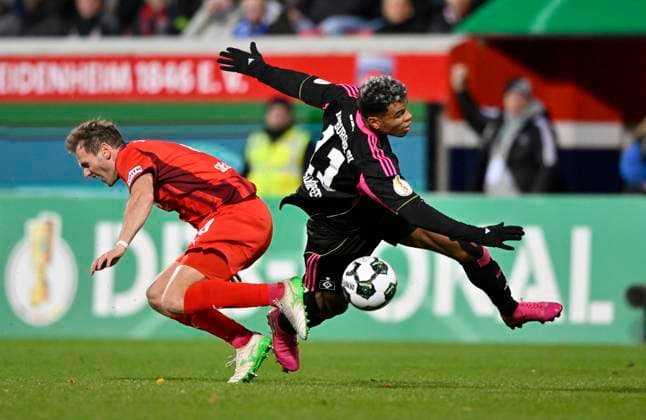 after this tackle, Action Foul Tim Siersleben 1 FC Heidenheim 1846 FCH 04 against Ransford Koenigsdoerffer Hamburger SV HSV 11 shows referee Benjamin Brand not in picture Tim Siersleben 1 FC Heidenheim 1846 FCH 04 the red card red sending off 1 FC Heidenheim 1846 FCH vs Hamburger SV HSV DFB Pokal Second Round 28 10 2025 DFL REGULATIONS PROHIBIT ANY USE OF PHOTOGRAPHS AS IMAGE SEQUENCES AND OR QUASI VIDEO 1 FC Heidenheim 1846 FCH vs Hamburger SV HSV