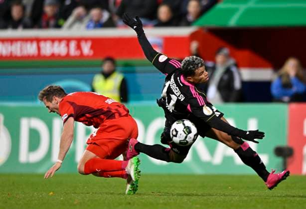 after this tackle, Action Foul Tim Siersleben 1 FC Heidenheim 1846 FCH 04 against Ransford Koenigsdoerffer Hamburger SV HSV 11 shows referee Benjamin Brand not in picture Tim Siersleben 1 FC Heidenheim 1846 FCH 04 the red card red sending off 1 FC Heidenheim 1846 FCH vs Hamburger SV HSV DFB Pokal Second Round 28 10 2025 DFL REGULATIONS PROHIBIT ANY USE OF PHOTOGRAPHS AS IMAGE SEQUENCES AND OR QUASI VIDEO 1 FC Heidenheim 1846 FCH vs Hamburger SV HSV