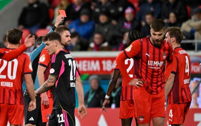 after a tackle, Action Foul Tim Siersleben 1 FC Heidenheim 1846 FCH 04 against Ransford Koenigsdoerffer Hamburger SV HSV 11 Referee Benjamin Brand shows Tim Siersleben 1 FC Heidenheim 1846 FCH 04 the red card red sending off 1 FC Heidenheim 1846 FCH vs Hamburger SV HSV DFB Pokal Second Round 28 10 2025 DFL REGULATIONS PROHIBIT ANY USE OF PHOTOGRAPHS AS IMAGE SEQUENCES AND OR QUASI VIDEO 1 FC Heidenheim 1846 FCH vs Hamburger SV HSV