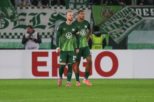 28 10 2025, xgox, football DFB cup 2nd round VfL Wolfsburg Holstein Kiel emspor, v l Maximilian Arnold Wolfsburg, 27 , Vini Souza Wolfsburg, 5 disappointed, looks disappointed, disappointed DFL DFB REGULATIONS PROHIBIT ANY USE OF PHOTOGRAPHS as IMAGE SEQUENCES and or QUASI VIDEO Wolfsburg